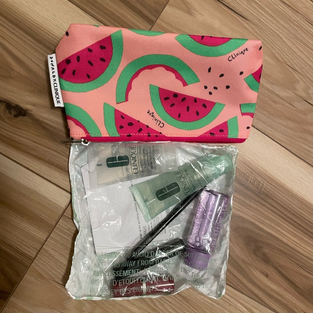 Brand New Clinique 6 pieces Skincare & Makeup Kit
